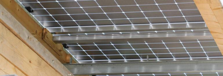 Rayonnages à crémaillère avec toit solaire